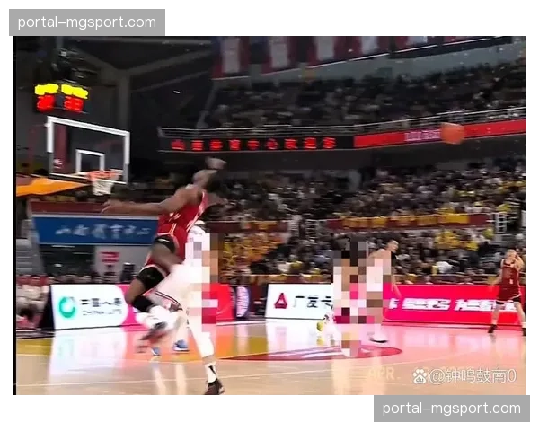 裁判尺度争议事件频发 刘传兴违体犯规引关注