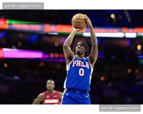 马克西76人进攻端自主创造 后卫持球突破分球决策进步