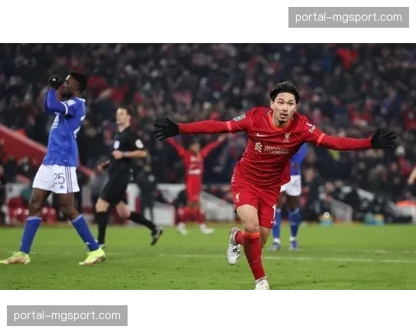 摩纳哥南野拓实润滑剂作用：无球跑位与前插意识的战术意义